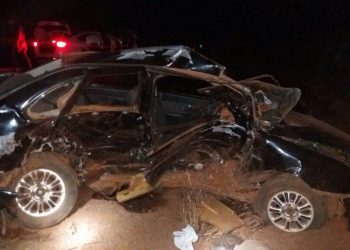 Com o impacto entre os veículos, os ocupantes do Polo foram lançados para fora do carro | Foto: divulgação PRF