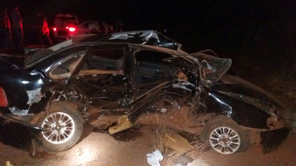Com o impacto entre os veículos, os ocupantes do Polo foram lançados para fora do carro | Foto: divulgação PRF
