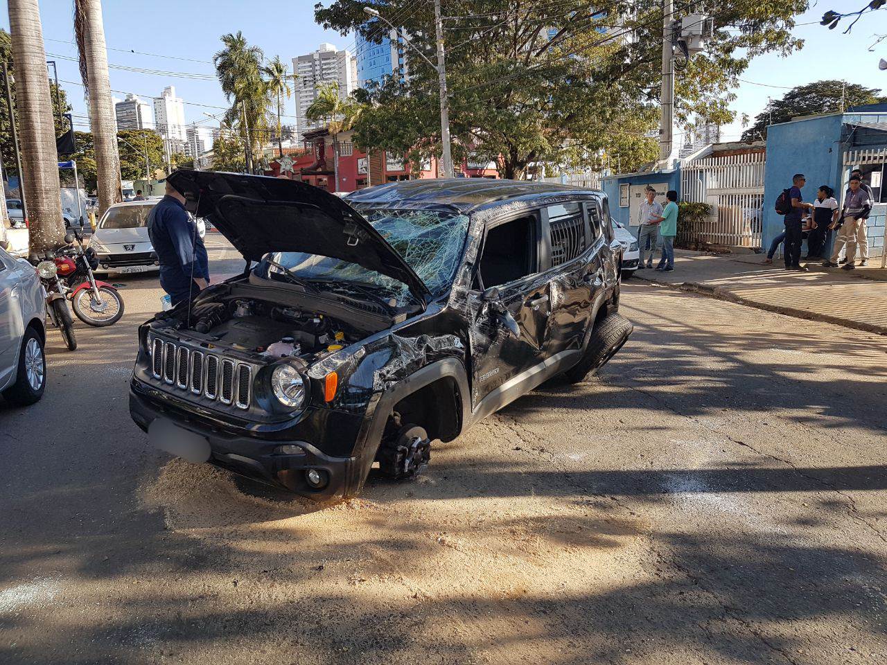 Jeep Renegade capotou na Rua 15, Setor Marista | Foto: Folha Z