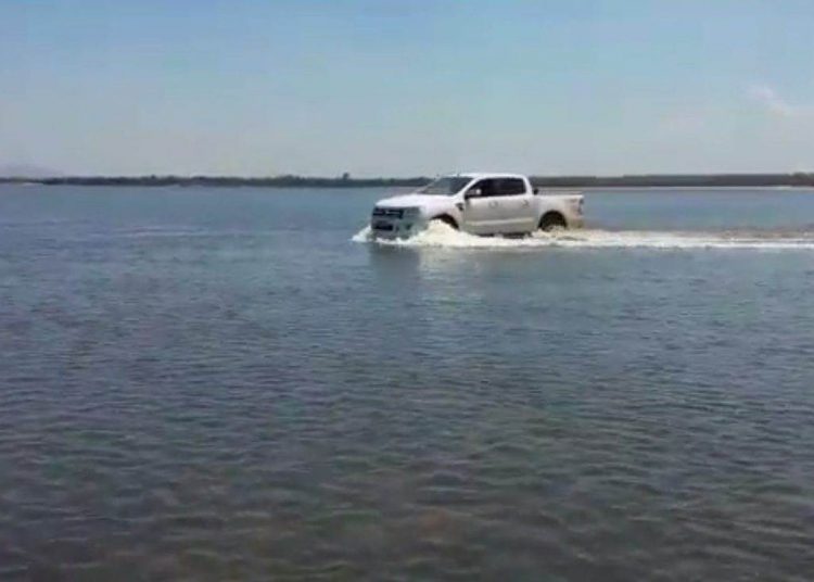 Homem percorre o Rio Araguaia de carro para mostrar o volume de água do Rio. | Foto: Divulgação