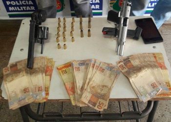 Com os criminosos foram apreendidas uma pistola calibre 380 e um revólver calibre 38, além de R$ 3.000 em dinheiro e um aparelho de telefone celular, produtos do roubo | Foto: Divulgação/PM