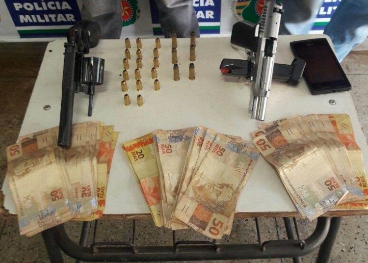 Com os criminosos foram apreendidas uma pistola calibre 380 e um revólver calibre 38, além de R$ 3.000 em dinheiro e um aparelho de telefone celular, produtos do roubo | Foto: Divulgação/PM