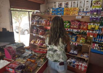 Quando comerciante olhou para a direção do homem, ele saltou da moto, desceu as calças e começou a se masturbar | Foto: Folha Z