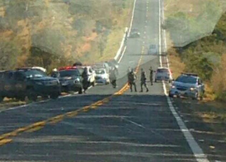 Suspeitos furaram bloqueio policial na GO-330 e dispararam contra os agentes | Foto: Reprodução/Whatsapp