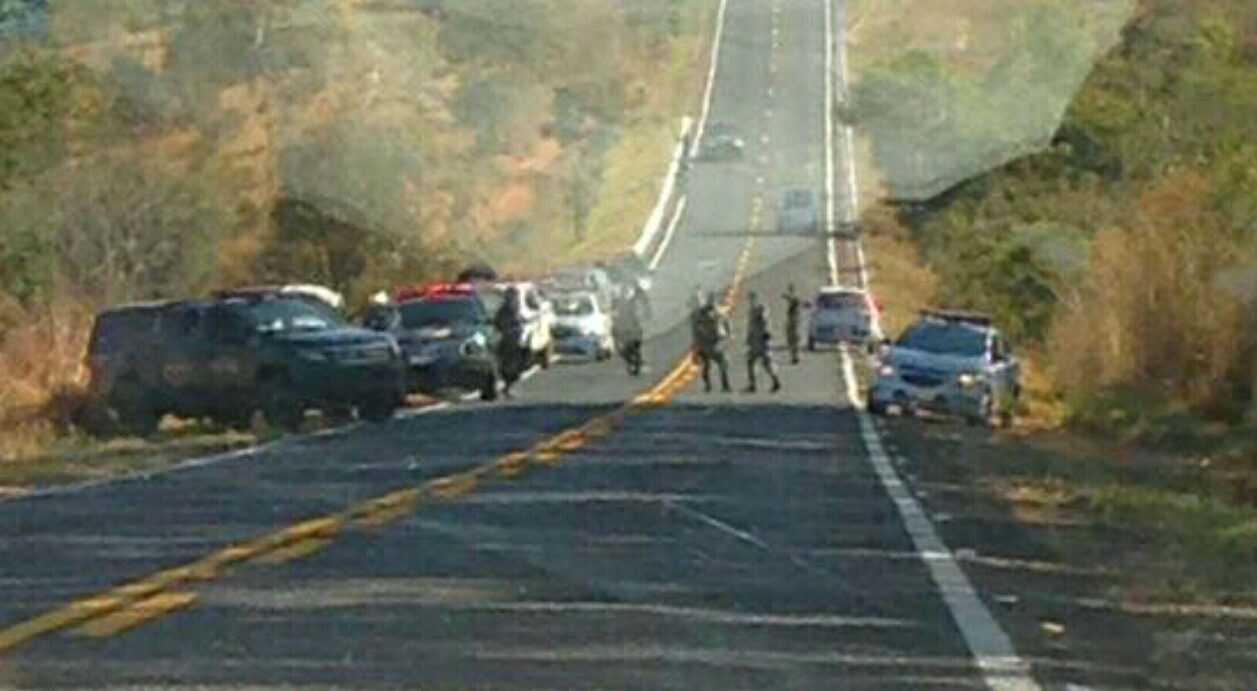Suspeitos furaram bloqueio policial na GO-330 e dispararam contra os agentes | Foto: Reprodução/Whatsapp