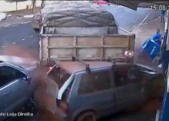 Carreta desgovernada acabou invadindo loja e deixando uma ferida | Foto: Reprodução