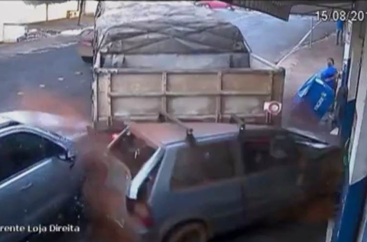 Carreta desgovernada acabou invadindo loja e deixando uma ferida | Foto: Reprodução