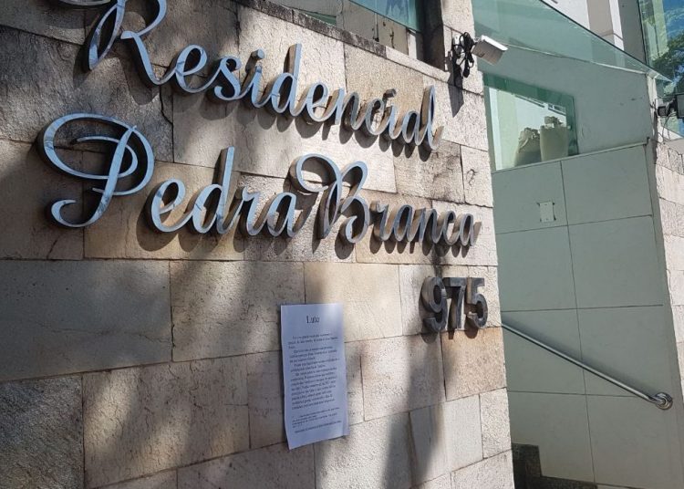 Carta deixada pela síndica no Residencial Pedra Branca | Foto: Folha Z