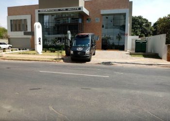 Clínica foi interditada enquanto agentes realizavam a perícia do material suspeito | Foto: Leitor/Whatsapp