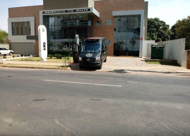 Clínica foi interditada enquanto agentes realizavam a perícia do material suspeito | Foto: Leitor/Whatsapp