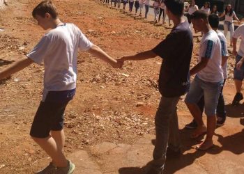 Colegas homenageiam Tamires com um abraço simbólico ao redor do colégio | Foto: Folha Z