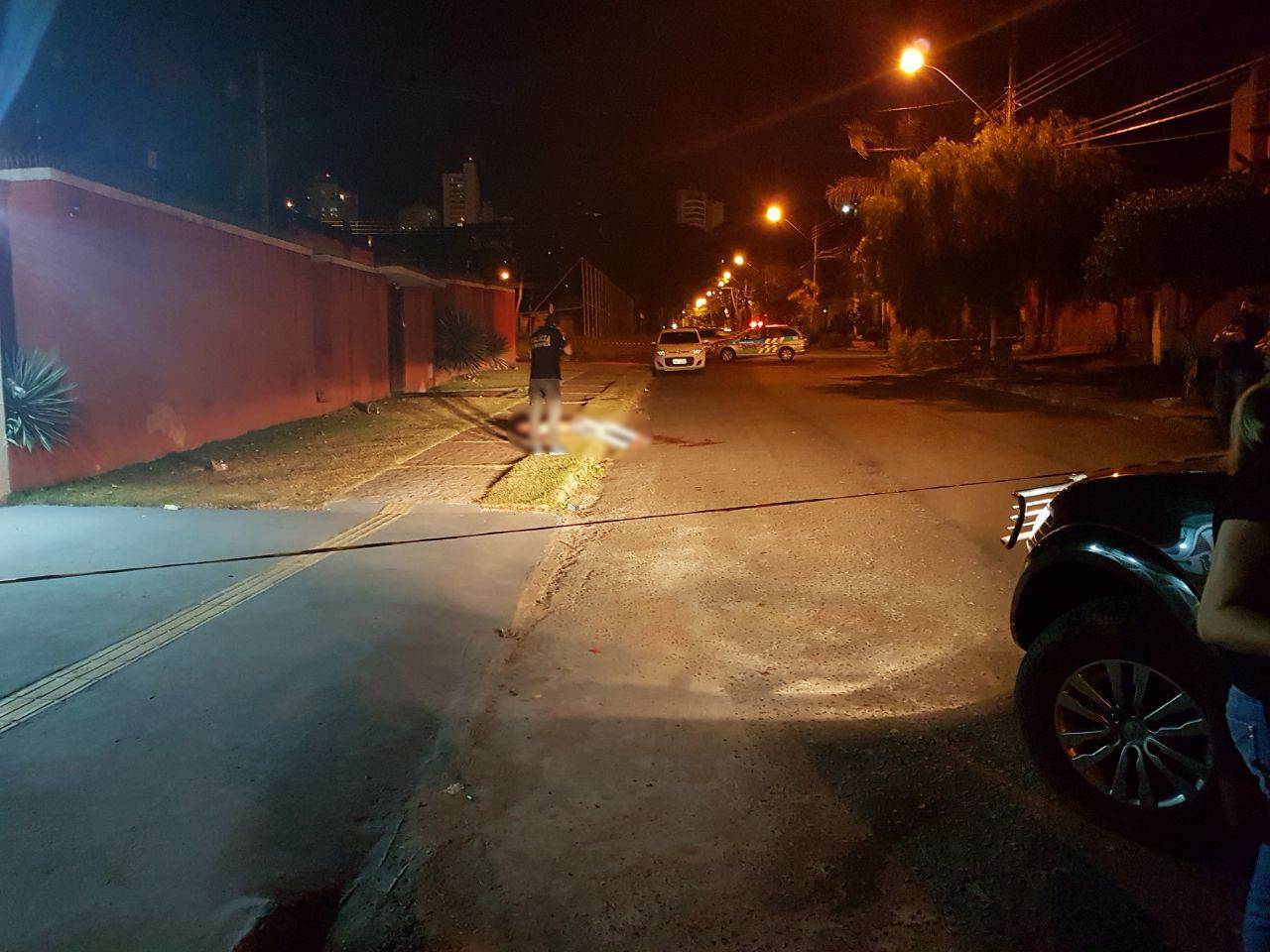Homem foi baleado após invadir casa no Jardim América | Foto: Folha Z