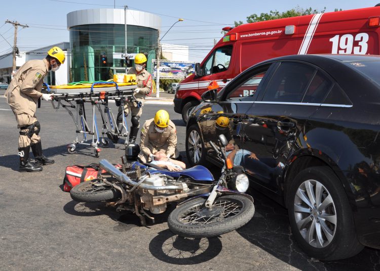 Simulação de acidente, realizada pelo Corpo de Bombeiros, em parceria com o Detran-GO, alerta população para os riscos do desrespeito às leis de trânsito | Foto: Divulgação / Detran-GO