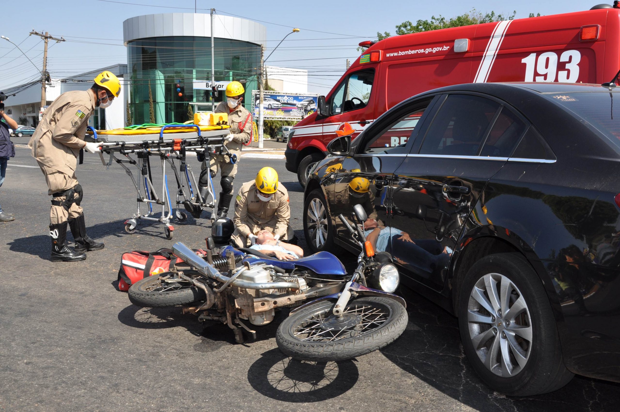 Simulação de acidente, realizada pelo Corpo de Bombeiros, em parceria com o Detran-GO, alerta população para os riscos do desrespeito às leis de trânsito | Foto: Divulgação / Detran-GO