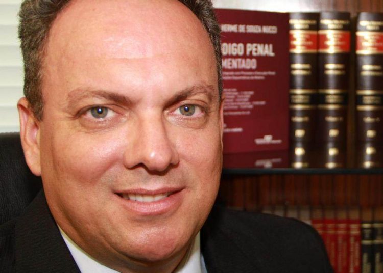 Alex Neder é advogado criminalista e consultor jurídico, pós-graduado em direito penal e processo penal, direito público e ciências penais | Foto: Arquivo Pessoal