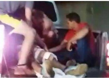 Homem foi levado até o hospital na carroceria de caminhonete | Foto: Leitor/WhatsApp