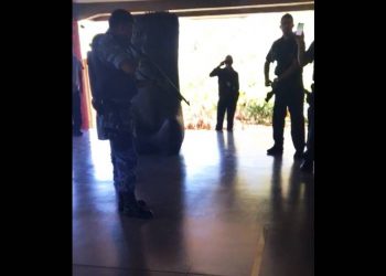 Seguranças se recusaram a atender à ordem dos guardas e o impasse seguiu por vários minutos | Foto: Reprodução