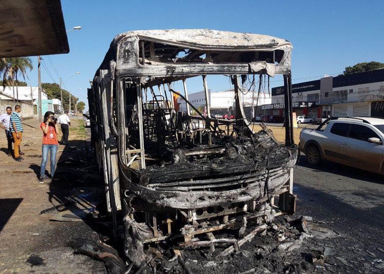 Ônibus foi consumido pelas chamas no Setor Parque Amazônia, em Goiânia | Foto: Folha Z