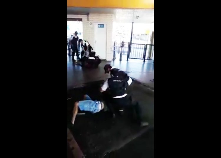 Jovens tentaram entrar sem pagar no Terminal Praça A, em Goiânia | Foto: Reprodução