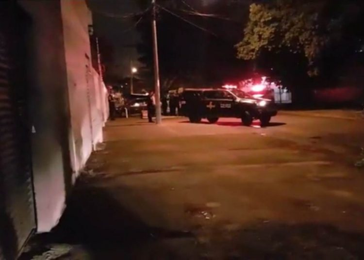 Confronto entre Rotam e foragido ocorreu por volta das 21h de quinta-feira, 28, no Jd América, em Goiânia | Foto: Folha Z