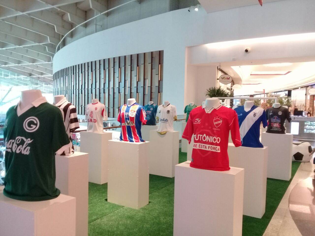 Exposição gratuita de camisas de times goianos é realizada por shopping de Goiânia
