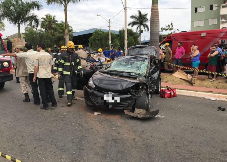 (Acidente na Vila Alpes )Veículo foi atingido na lateral esquerda | Foto: Corpo de Bombeiros