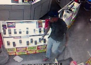 Grupo armado foi flagrado por câmeras enquanto rendia funcionários de loja em Goiânia | Foto: Reprodução / Sistema de Vigilância