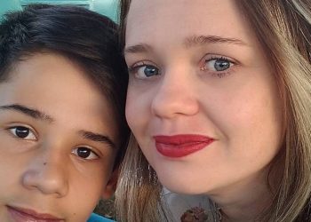 Bárbara Melo ao lado do filho João Pedro, morto aos 13 anos em atentado em Goiânia | Foto: Reprodução / Instagram