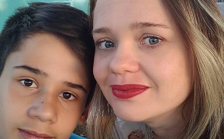 Bárbara Melo ao lado do filho João Pedro, morto aos 13 anos em atentado em Goiânia | Foto: Reprodução / Instagram