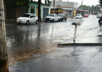 Chuva chega ao Setor dos Funcionários, próximo à Av. Independência | Foto: Leitor / WhatsApp