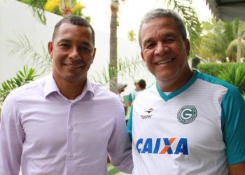 Aposentado há dois anos, o pentacampeão Gilberto Silva visitou o CT do Goiás na última terça, 24, e posou para foto com o técnico Hélio dos Anjos | Foto: Rosiron Rodrigues / Goiás EC