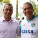 Aposentado há dois anos, o pentacampeão Gilberto Silva visitou o CT do Goiás na última terça, 24, e posou para foto com o técnico Hélio dos Anjos | Foto: Rosiron Rodrigues / Goiás EC