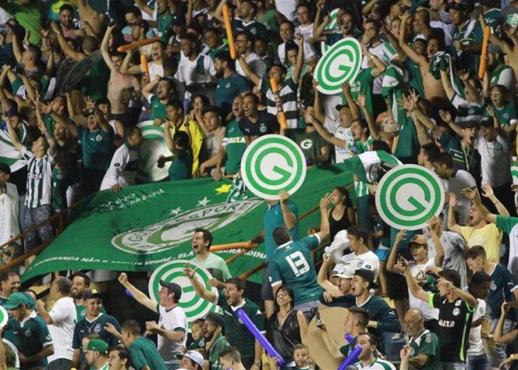 Torcida do Goiás está empolgada com a boa fase do time e não gostou nada da ideia de entregar a partida | Foto: Rosiron Alves / Goiás EC