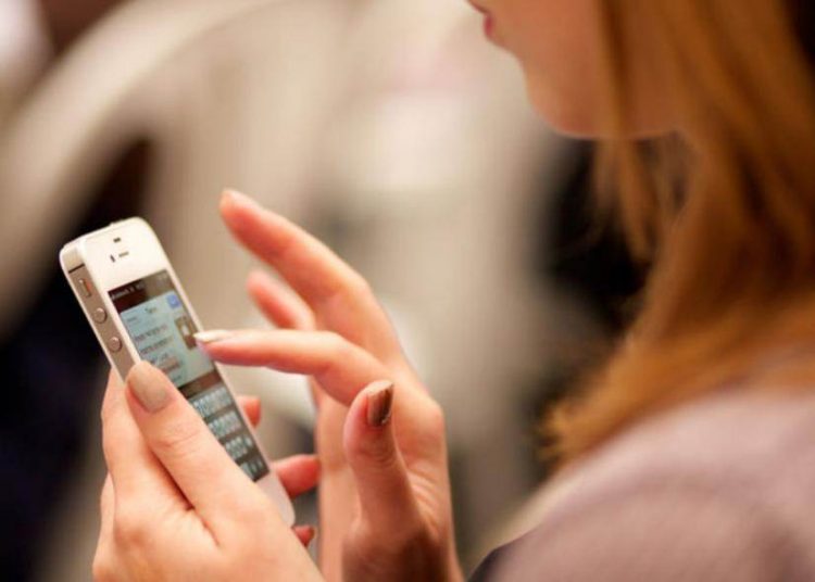 Pessoa utilizando o smartphone | Imagem ilustrativa