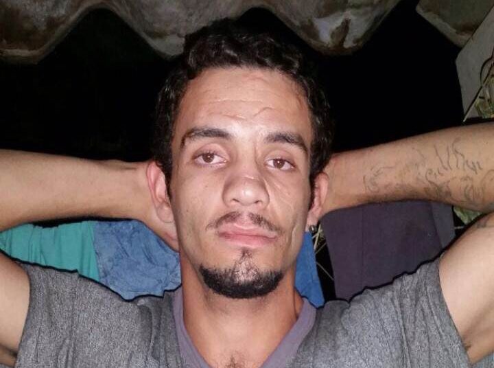 Felipe Pereira de Souza (foto), de 22 anos, e Wanderson Junior Simão de Souza, de 25 anos, foram presos após denúncia de que haviam cometido uma série de assaltos a pedestres no Jardim Buriti Sereno, em Aparecida | Foto: Reprodução