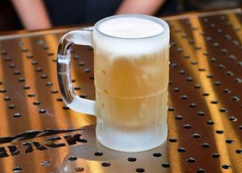 Famosa caneca congelada da casa será servida para clientes no aniversário do Outback | Foto: Divulgação