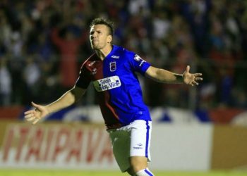 Com 26 anos e 1,86 m, o zagueiro Eduardo Brock foi um dos destaques do Paraná na Série B de 2017 | Foto: Daniel Castellano