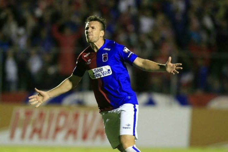 Com 26 anos e 1,86 m, o zagueiro Eduardo Brock foi um dos destaques do Paraná na Série B de 2017 | Foto: Daniel Castellano