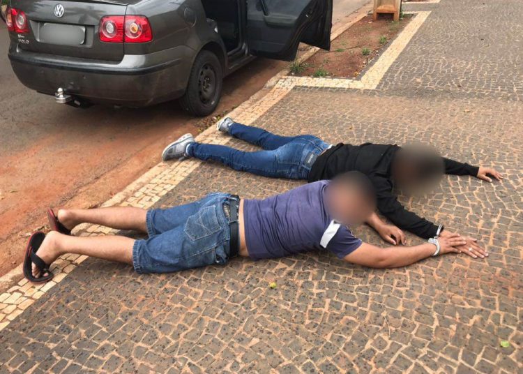Dupla foi presa pela PM no Setor São Judas Tadeu | Foto: Divulgação/ PM