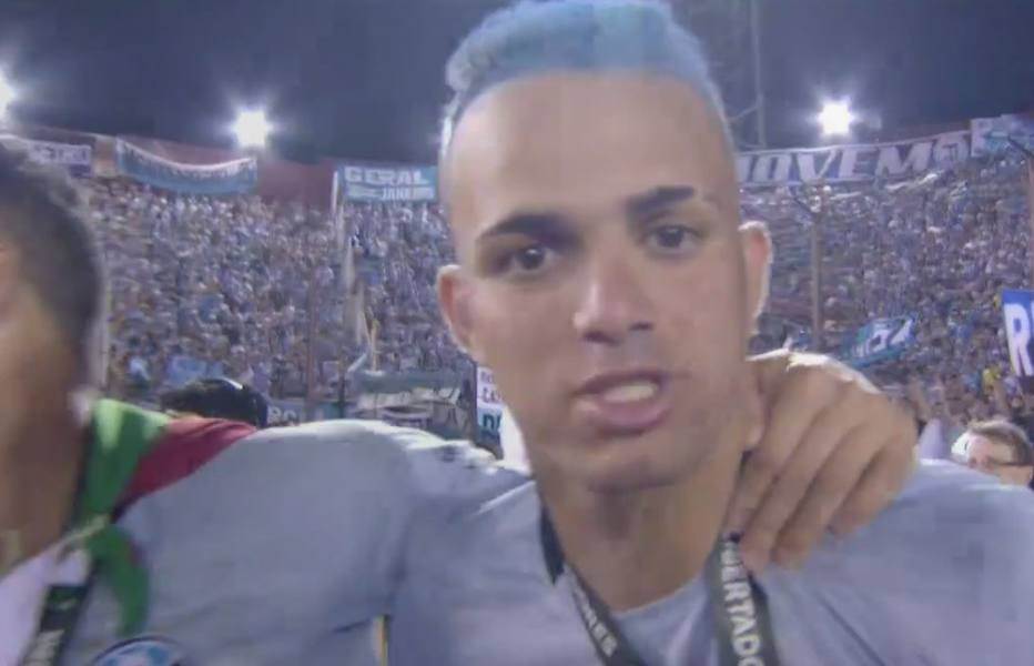 Comemorando título da Libertadores, Luan provocou rival do Inter: 'É um c...!' | Foto: Reprodução/ TV Globo