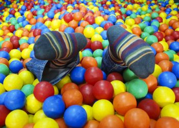 Criança brincando na piscina de bolinhas | Imagem ilustrativa