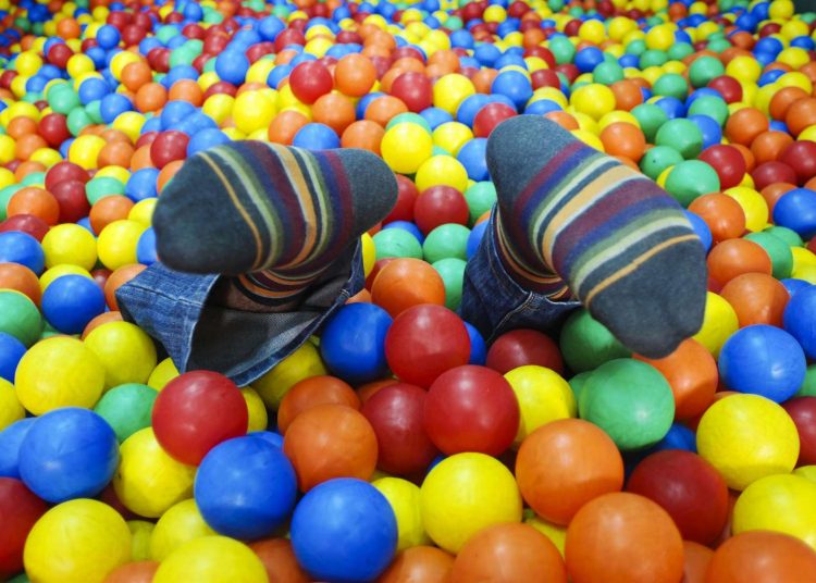 Criança brincando na piscina de bolinhas | Imagem ilustrativa