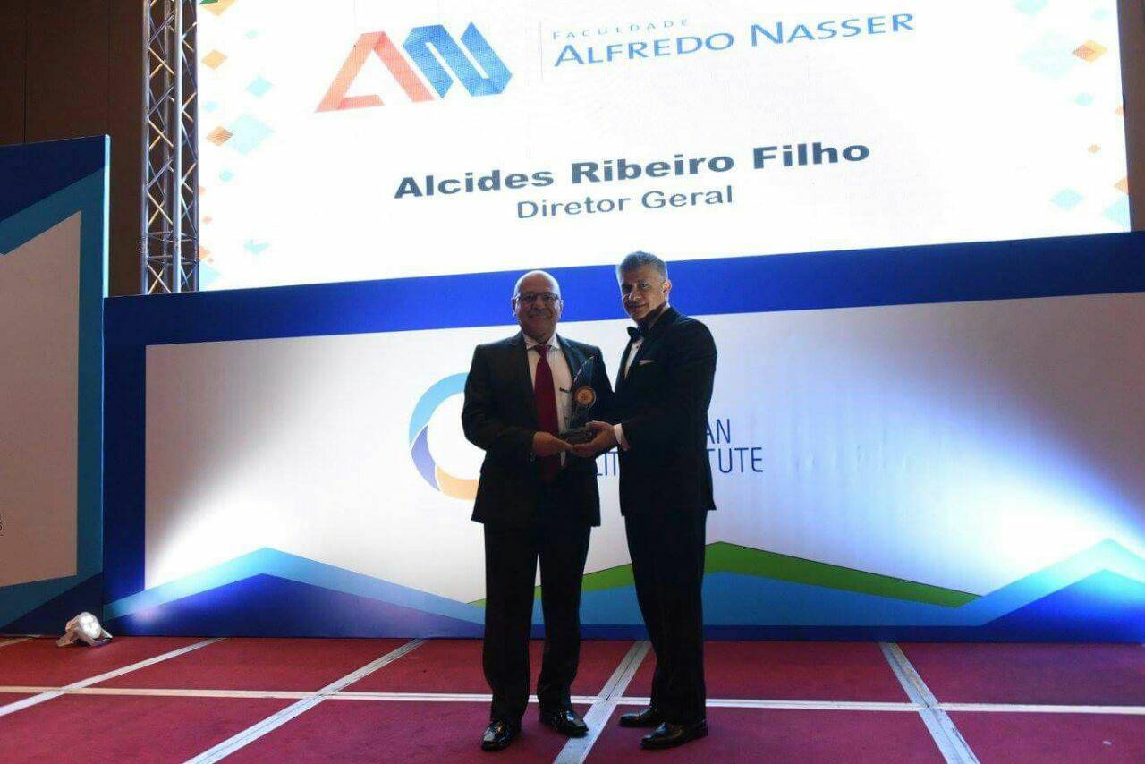 Presidente do Latin Quality Institute Alejandro Fabrício Motta fez homenagem ao Professor Alcides na entrega da premiação para a Unifan | Foto: Valdemy Teixeira