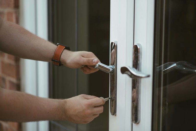Planeja uma viagem? Confira as dicas para que sua casa não seja assaltada quando estiver sozinha