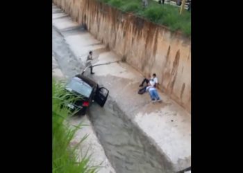 Carro cai da Marginal Botafogo, em Goiânia, e dois ficam feridos | Foto: Leitor/ WhatsApp