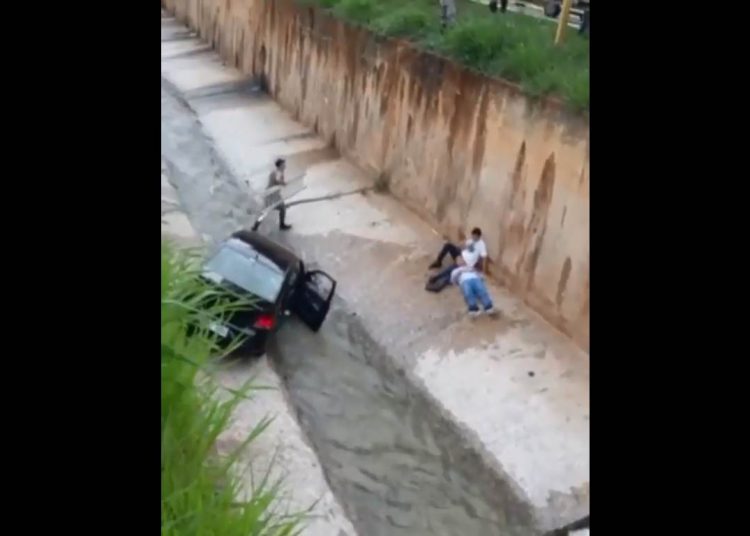 Carro cai da Marginal Botafogo, em Goiânia, e dois ficam feridos | Foto: Leitor/ WhatsApp