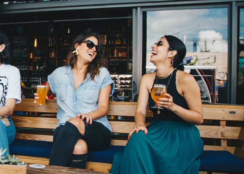Nos bares, baladas e shows, é muito pequena a chance de encontrar um lugar com menos mulheres do que homens em Goiânia | Foto: Pexels