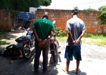 A poucos metros da Delegacia de Crimes de Trânsito, em Goiânia, dupla é presa com carros roubados | Foto: Divulgação/ PM