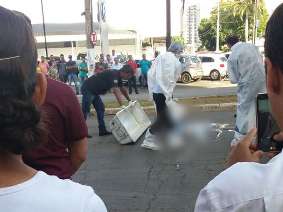 Em colisão, motociclista é atropelado, arremessado e morre na Av. T-7 | Foto: Izaque Teixeira