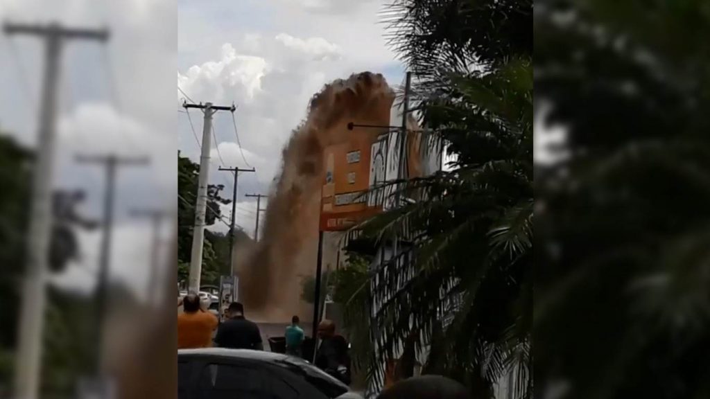 Adutora estourada no Setor Negrão de Lima | Foto: WhatsApp